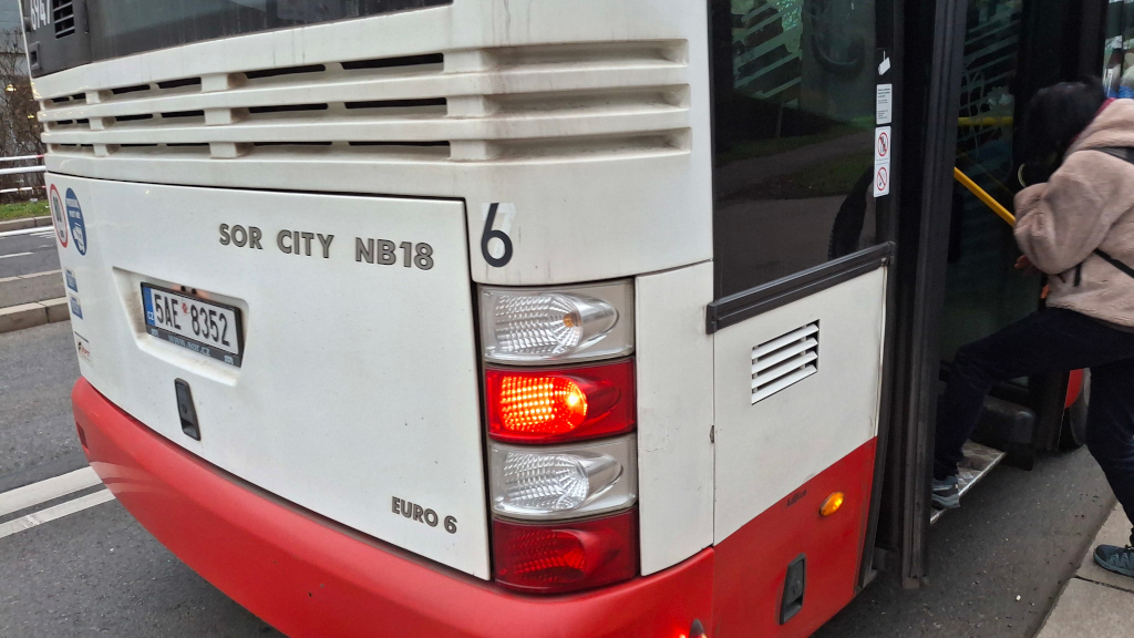 Autobus městské hromadné dopravy v Praze.