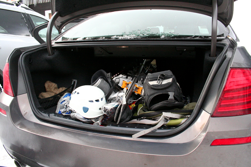 BMW 5 Sedan není auto pro volný čas, ale v případě potřeby odveze čtyři lyžaře i s vybavením.