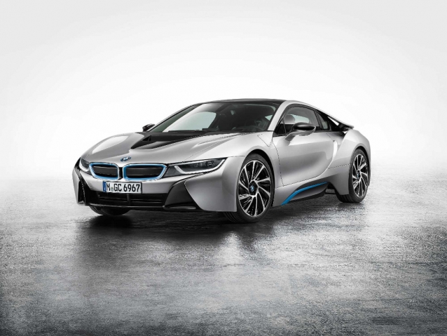 Hybridní BMW i8 za tři a půl milionu korun