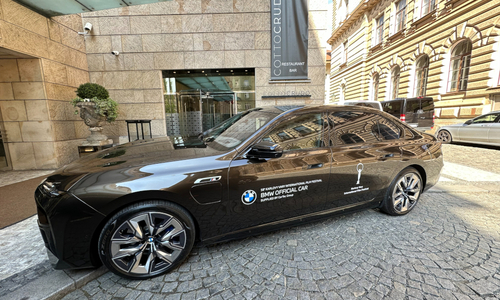 BMW se vrací před Císařské lázně v Karlových Varech BMW se vrací před Císařské lázně v Karlových Varech