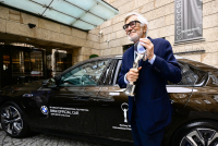 BMW se vrací před Císařské lázně v Karlových Varech