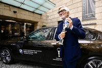 BMW se vrací před Císařské lázně v Karlových Varech BMW se vrací před Císařské lázně v Karlových Varech