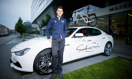Biker Kulhavý se vozí v Maserati Biker Kulhavý se vozí v Maserati