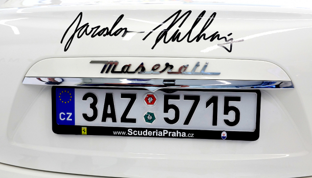 Biker Kulhavý se vozí v Maserati