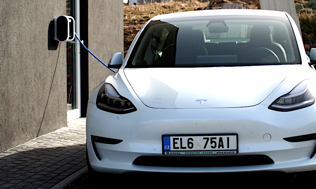 Tesla se nabíjí u prodejny elektrokol Ebike Partners v Příbrami.