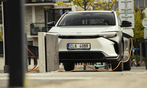 Toyota dodá úřadům 515 elektromobilů bZ4X Toyota dodá úřadům 515 elektromobilů bZ4X