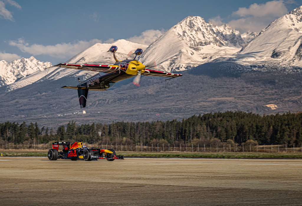 Vysoké Tatry, letiště Poprad. David Coulthard jede po zemi a Martin Šonka letí nebem.