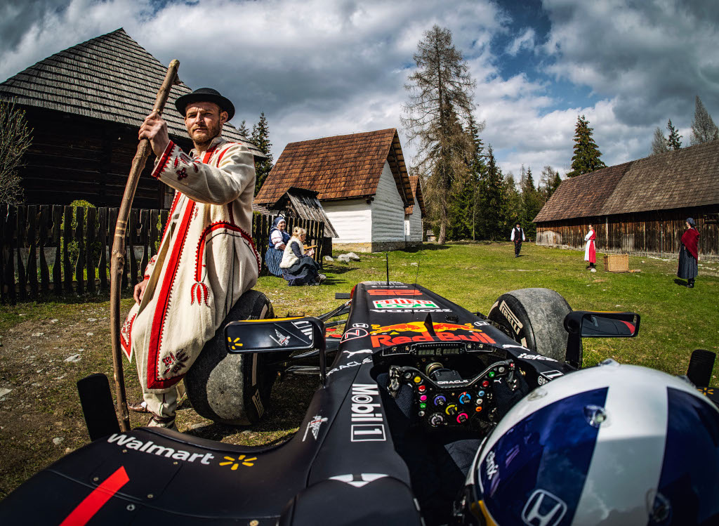 Coulthardova formule přijela do slovenské Pribyliny, kde ji obdivuje Svitko.