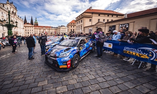 Středoevropská rallye: zrádný asfalt v Praze a na Šumavě Středoevropská rallye: zrádný asfalt v Praze a na Šumavě