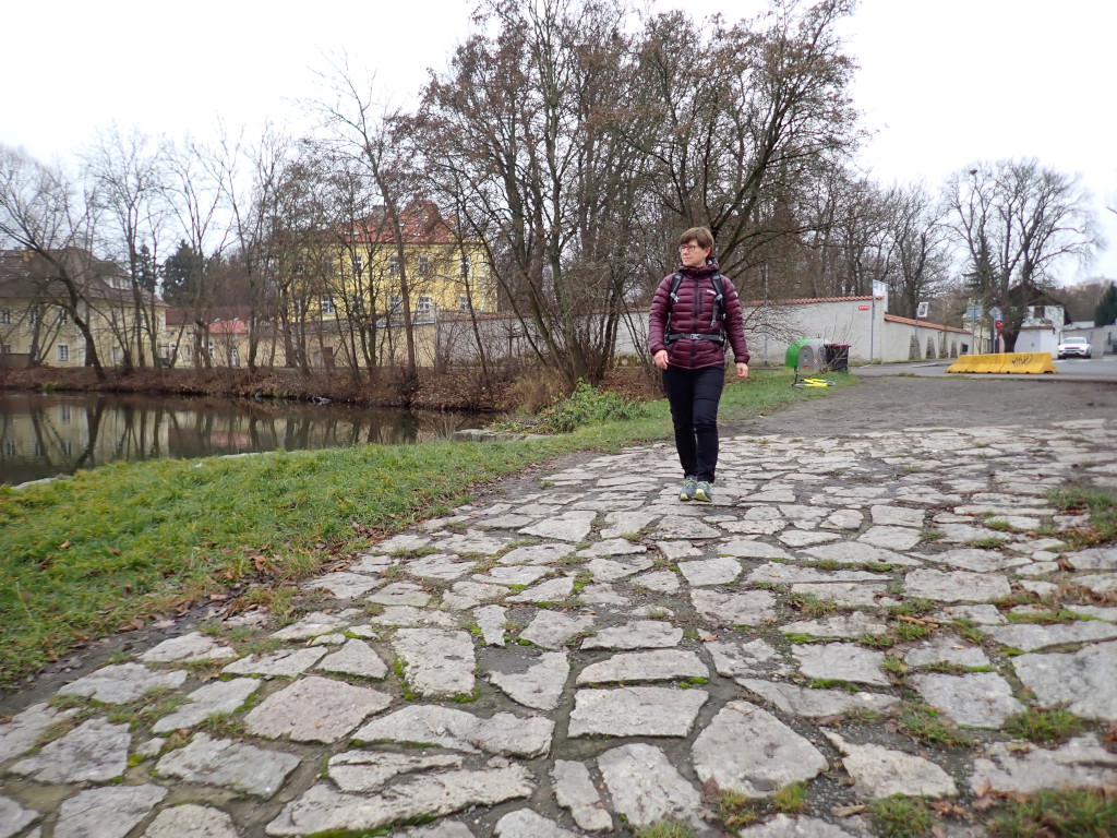 Náplavka na Botiči, poblíž jezu u Záběhlického zámku.