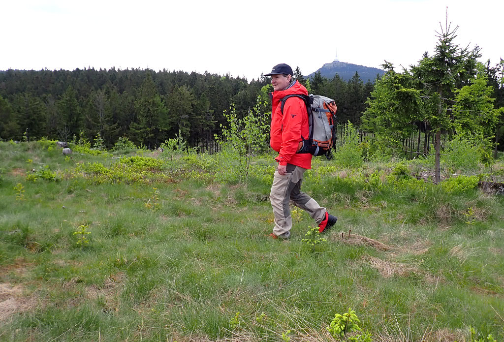 Turista pod Ještědem. Boty Columbia Tellurix, bunda Columbia Saudan, čepice Columbia Creek. Kalhoty Fjällräven Keb a batoh Deuter Guide.