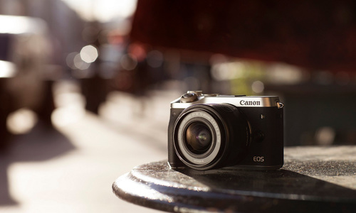 Canon představuje nové fotoaparáty, objektiv a datový sklad Canon představuje nové fotoaparáty, objektiv a datový sklad