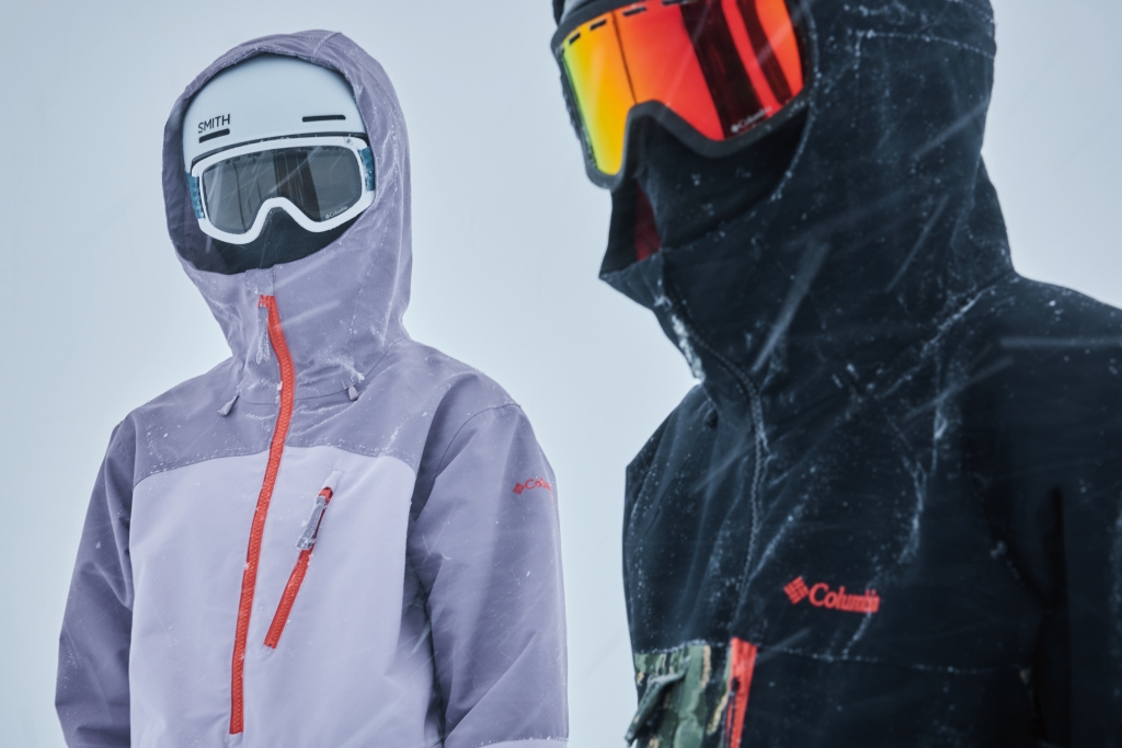 Lyžařské oblečení chrání i v nejhorším počasí.