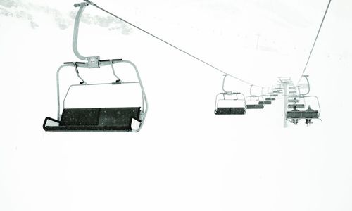 Senior na sjezdovce neměl helmu a zabil se při pádu do lesa Senior na sjezdovce neměl helmu a zabil se při pádu do lesa