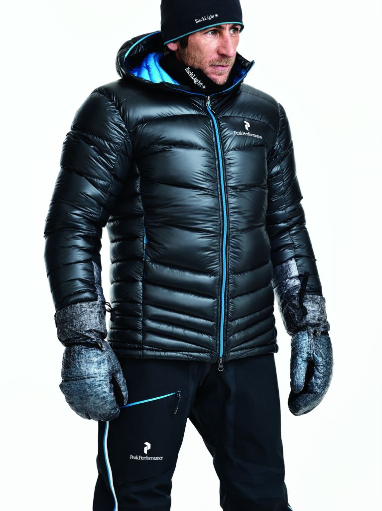 Péřová bunda Peak Performance Black Light Down je vhodná pro horolezectví, skitouring a lezení v ledu.