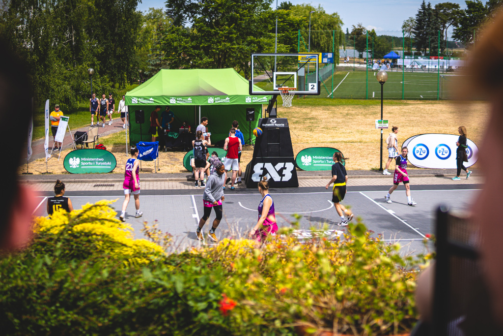 Nůžkový stan se staví velmi rychle.