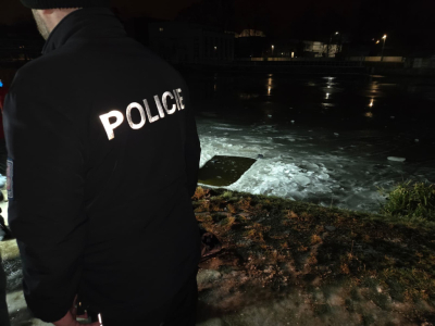 Dvě dívky spadly do otužilecké díry v ledu na Vltavě v Českých Budějovicích