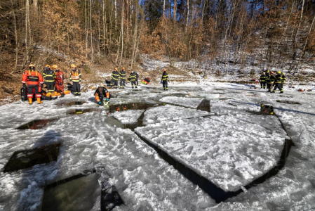 Otužilec se utopil pod ledem v Kaolinovém jezírku