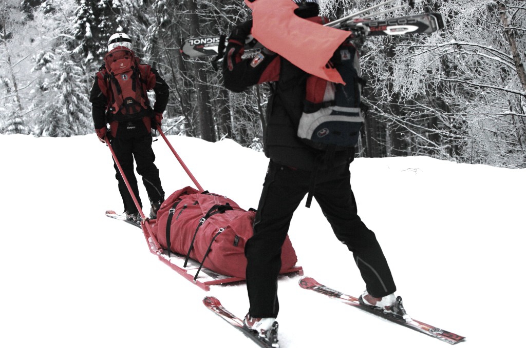 Špindlerův Mlýn, horská služba odváží zraněného lyžaře na kanadských saních.