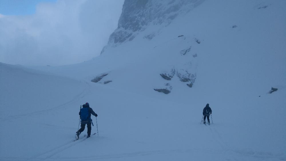 Pěší hlídka na lyžích hledá mrtvého turistu pod Vysokou ve Vysokých Tatrách.