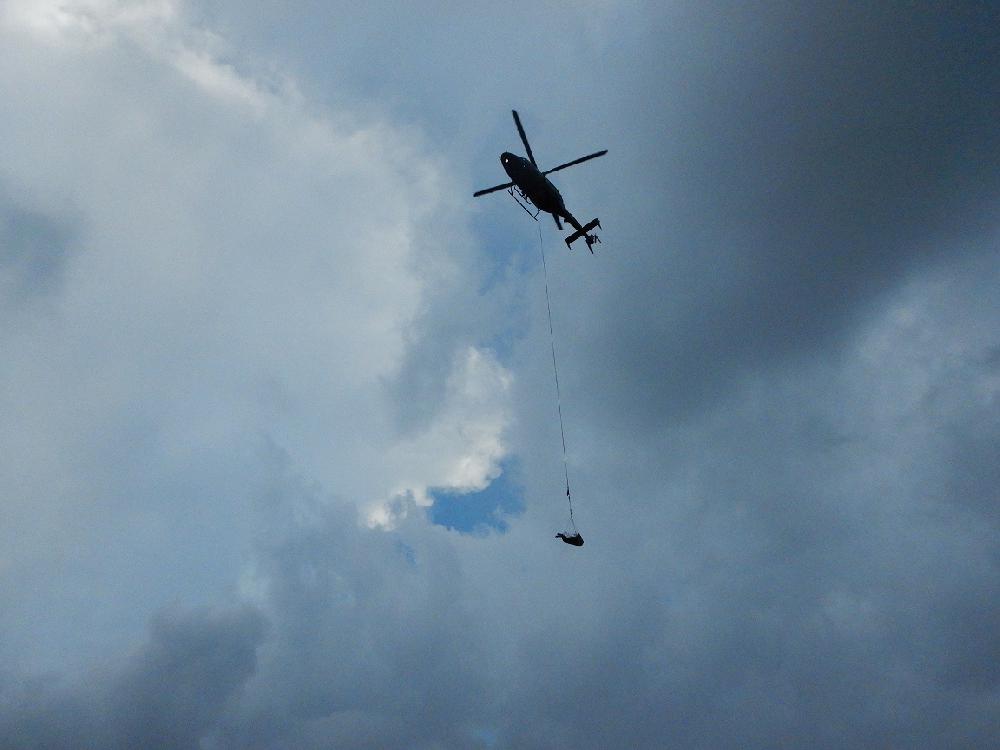 Ostrý štít, vrtulník odnáší ostatky zahynulého polského turisty.