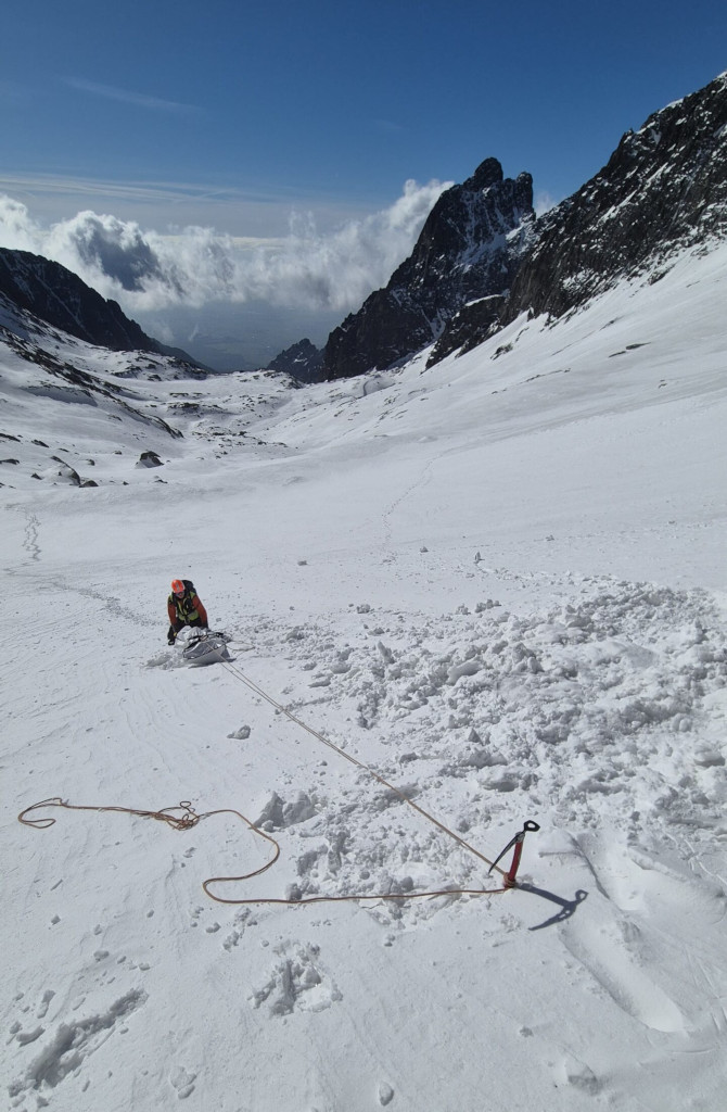Záchranář stahuje mrtvého Poláka ke Spišským plesům.