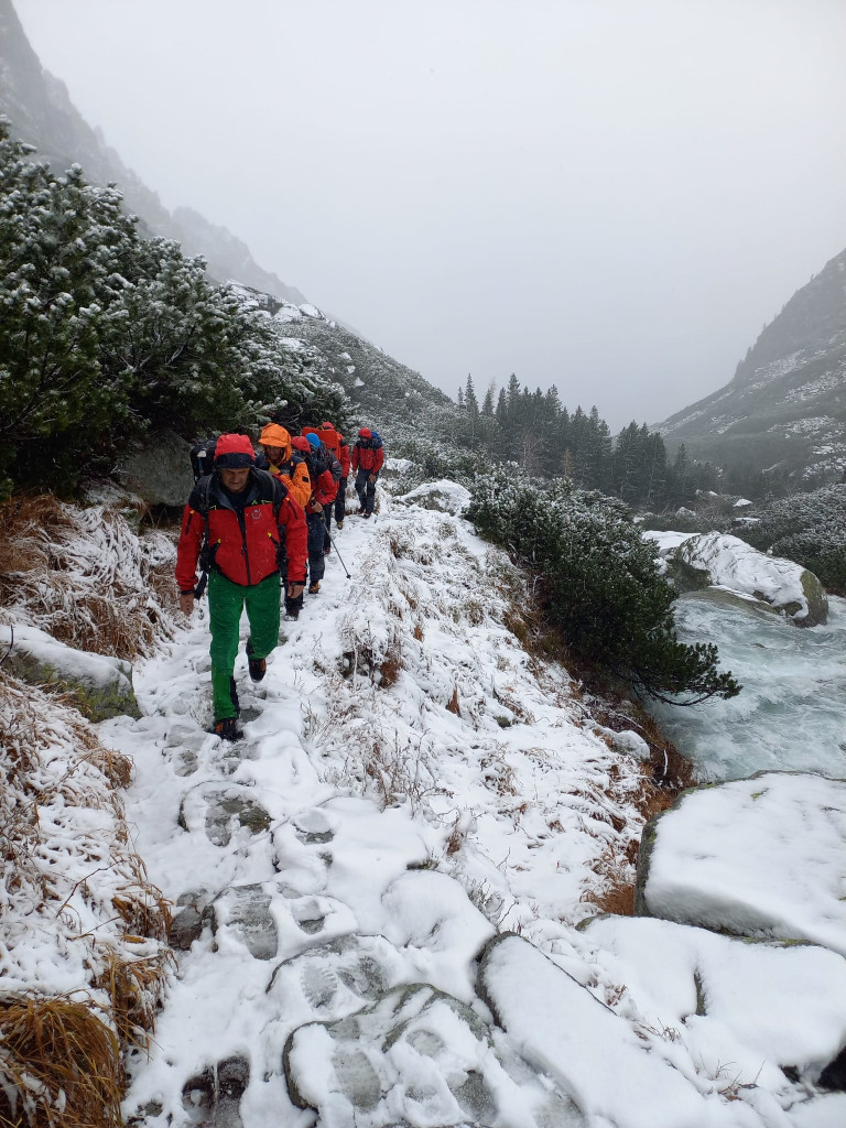 Malá Studená dolina, příchod záchranného družstva. Malá Studená dolina, příchod záchranného družstva.