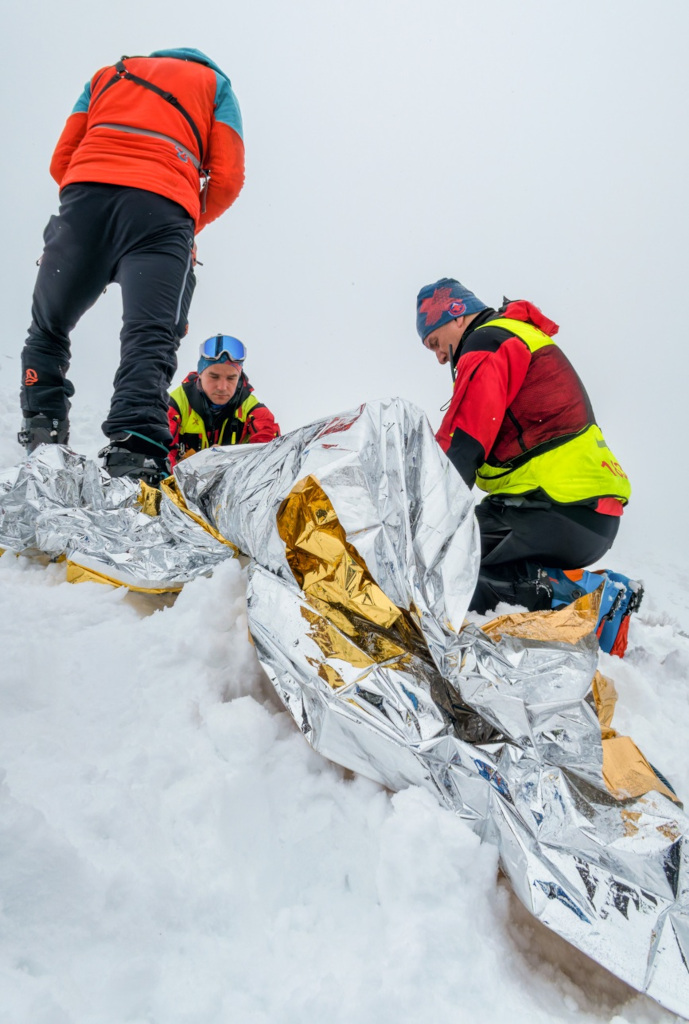 Horolezec zahynul pod lavinou ve Zlomiskách. 