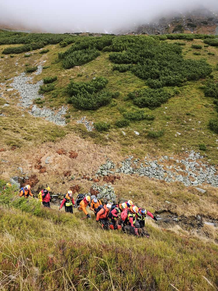 Horská záchranná služba nese mrtvého turistu Gáborovou dolinou pod Bystrou. Horská záchranná služba nese mrtvého turistu Gáborovou dolinou pod Bystrou.