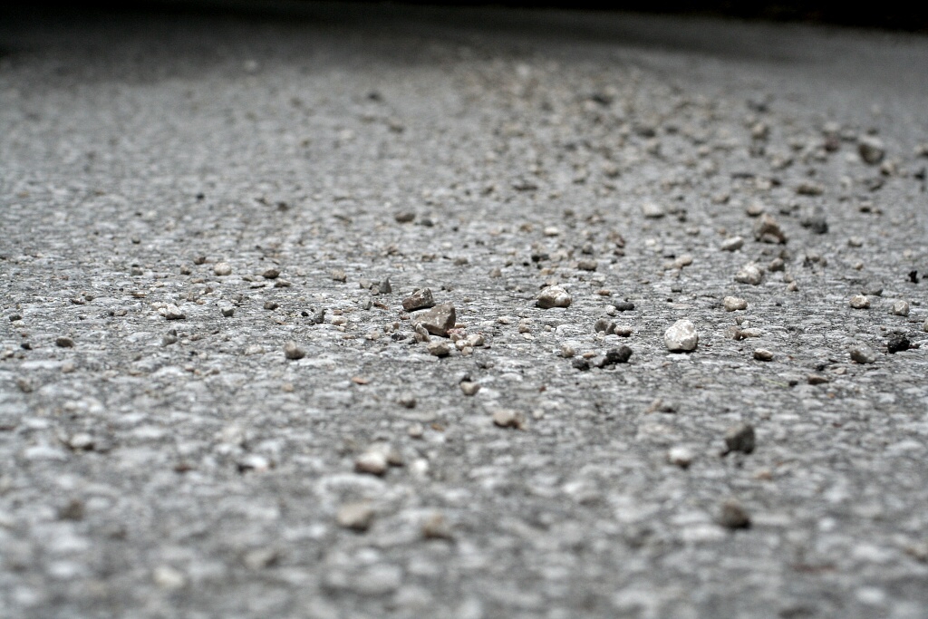 Štěrk na asfaltu - nebezpečí pro nepozorné cyklisty.