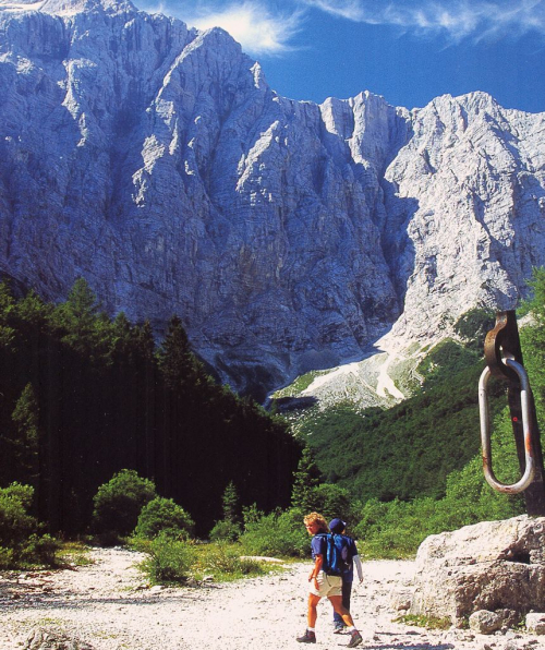 Triglav. Severní stěna se zvedá nad dolinou Vrata. V popředí stojí obří karabina jako vzpomínka na padlé horolezce za 2. světové války.
