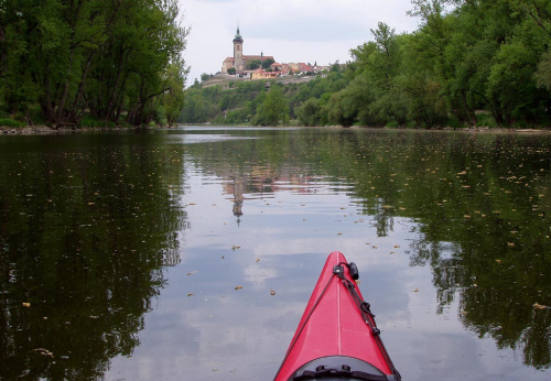 Vltava přitéká pod Mělník.