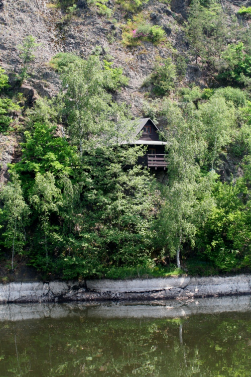 Vltava, trampská chata ve skalách ostrohu Sekanka.