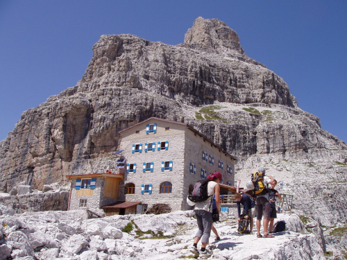 Dolomiti di Brenta. Rifugio Pedrotti pod Cima Brenta Bassa.
