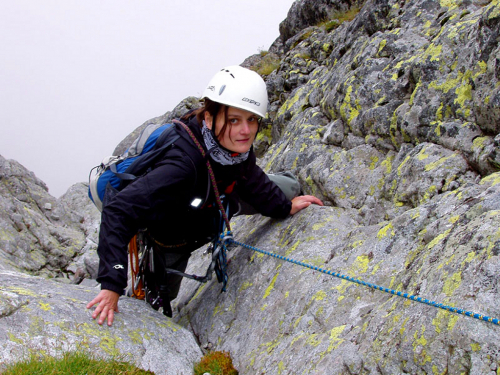 Vysoké Tatry, Ledový štít, Grószova cesta. Pavla leze pevný kout ve 4. délce.