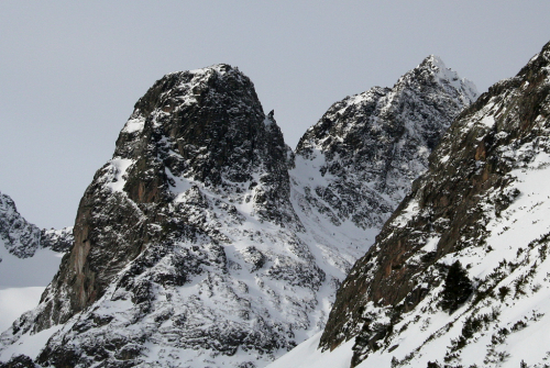 Vysoké Tatry. Zleva: Jastrabia veža, Jastrabie sedlo, Karbunkulový hrebeň.