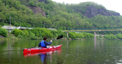 Vltava na mořském kajaku. Nad námi se vypínají skály v Řeži