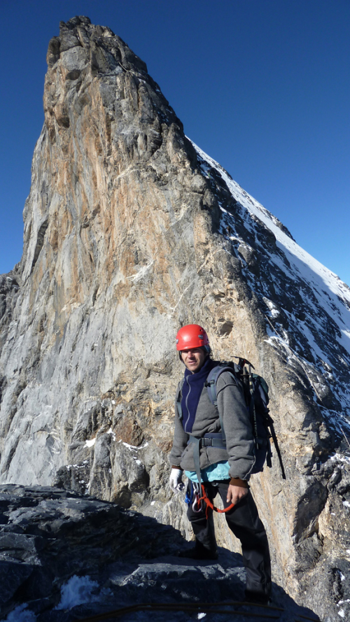 Eiger, Mittellegi. Výšvih nad Grossen Turm. Začátek fixních lan vpravo od hřebene.