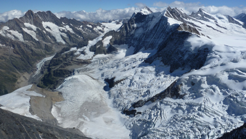 Eiger. Eiger. Výhled na centrání část Bernských Alp. Vlevo na obzoru Schreckhorn, uprostřed Finsteraarhorn.