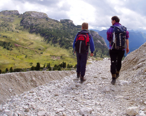 Dolomity, sestup z Lagazuoi na sedlo Falzarego.