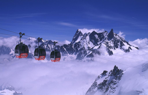 Lanovka nad ledovcem Mer de Glace, v pozadí se tyčí Obří zub a stěna Grandes Jorasses.