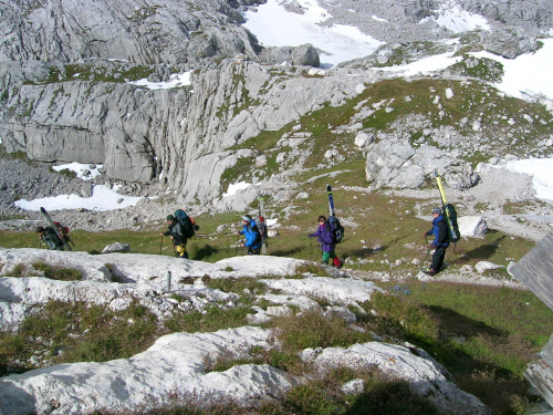 Dachstein. Turisté u chaty Simony.