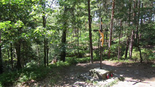 Dubské skály, Kokořínsko, Rač, křížek u studánky.