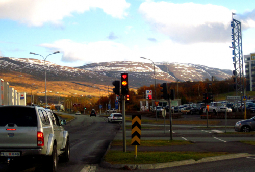 Island. V Akureyri svítí na semaforu srdíčko. Na rozdíl od České republiky za to nikdo nesedí ve vězení.