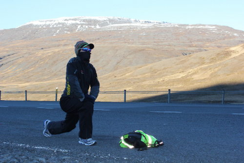 René Kujan se protahuje v horách nad islandským fjordem Hrútafjördur.