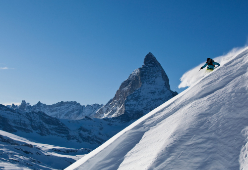 Giulia Monego sjíždí ledovec pod Matterhornem.