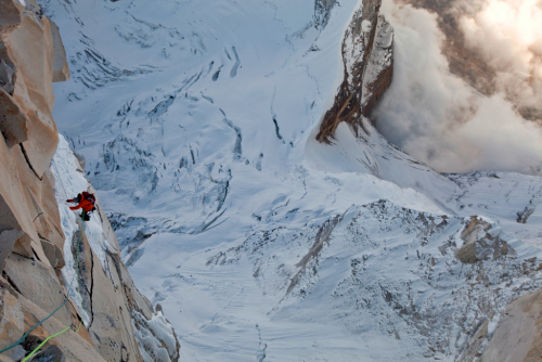 Jimmy Chin v mixovém lezeckém úseku.