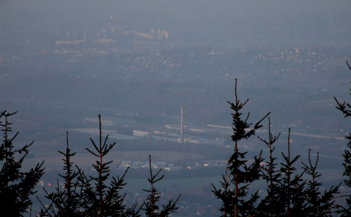 Beskydy, Javorový vrch. Třinecké železárny mizí ve smogu.