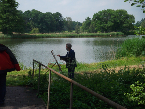 Malíř pracuje u rybníka Nadýmáček.