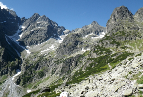 Výhled do Měděné dolinky, Velké Ledové doliny a Malé Ledové doliny. Zleva: Lomnický, Pyšný a Spišský štít, Baraní sedlo, Baraní rohy a Jastrabia veža.